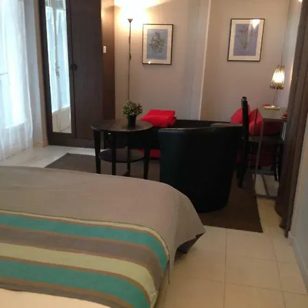 La Maison Des Capucines Bed & Breakfast Antibes